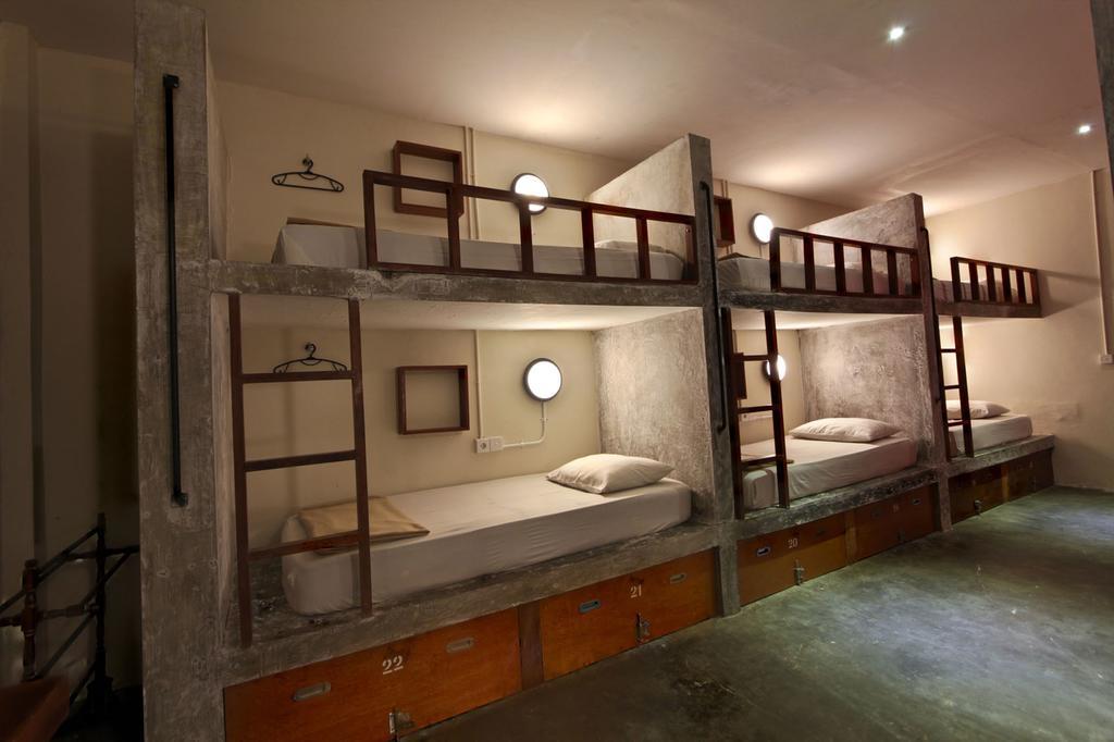Lit Simple dans Dortoir pour Femmes
