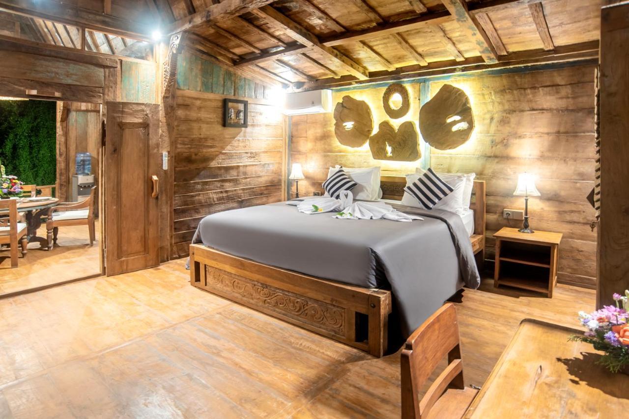 Habitación con cama extragrande y balcón