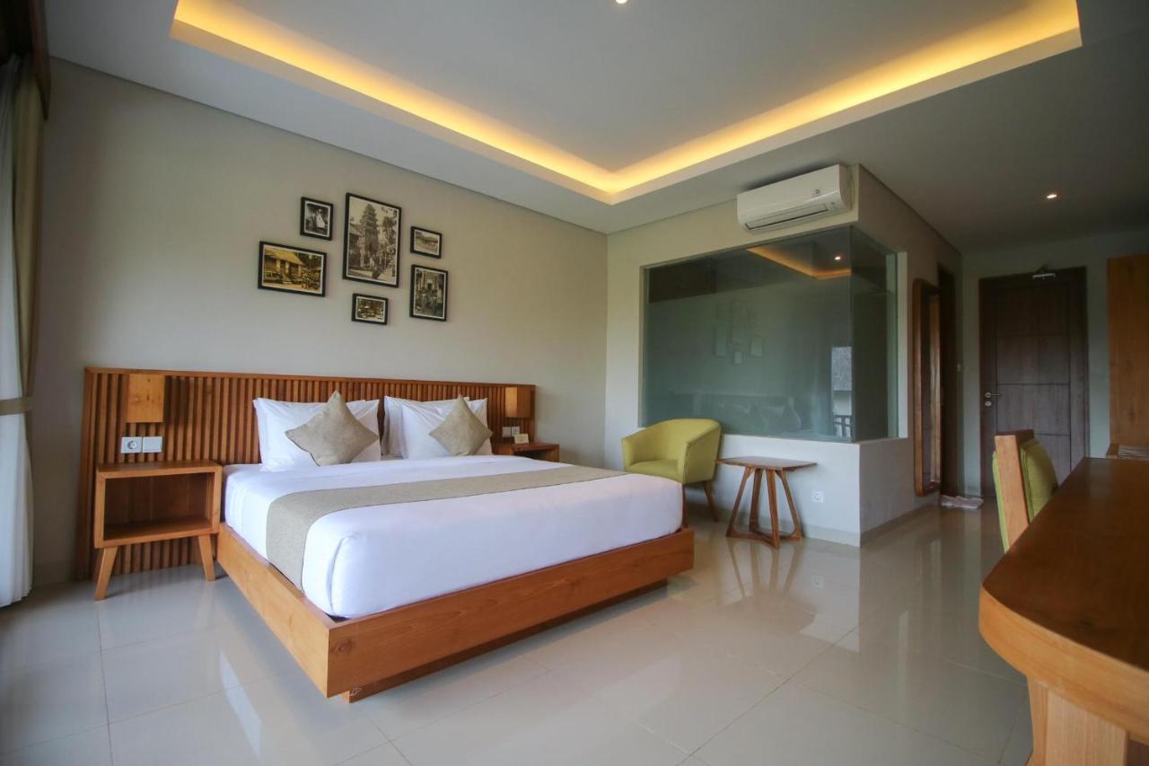 Superior Room Bathtub Pool View