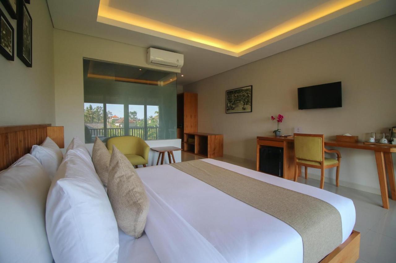 Superior Room Bathtub Pool View