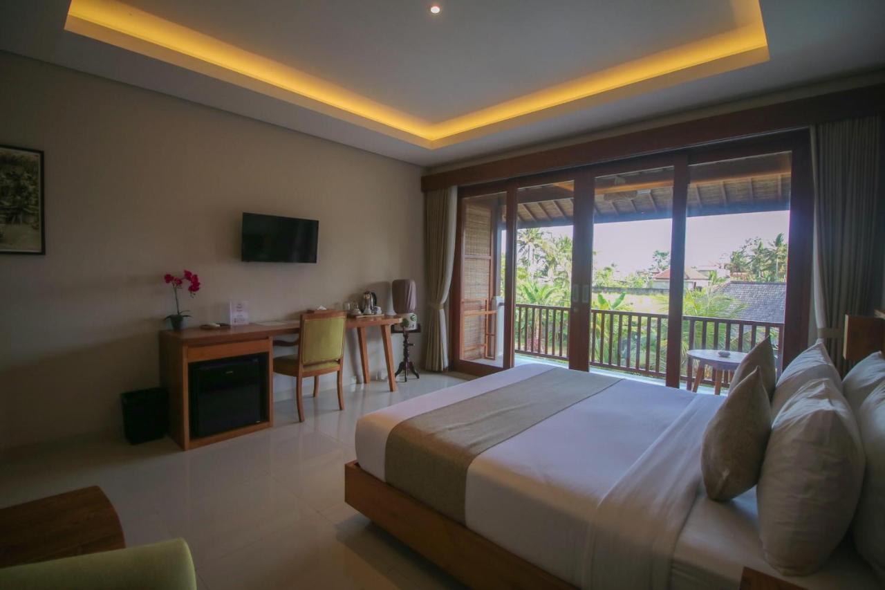 Superior Room Bathtub Pool View