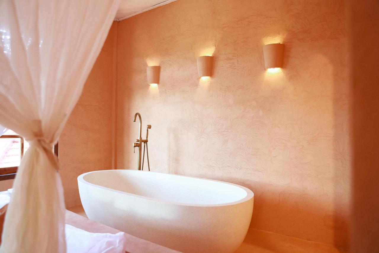 Deluxe Room Bath