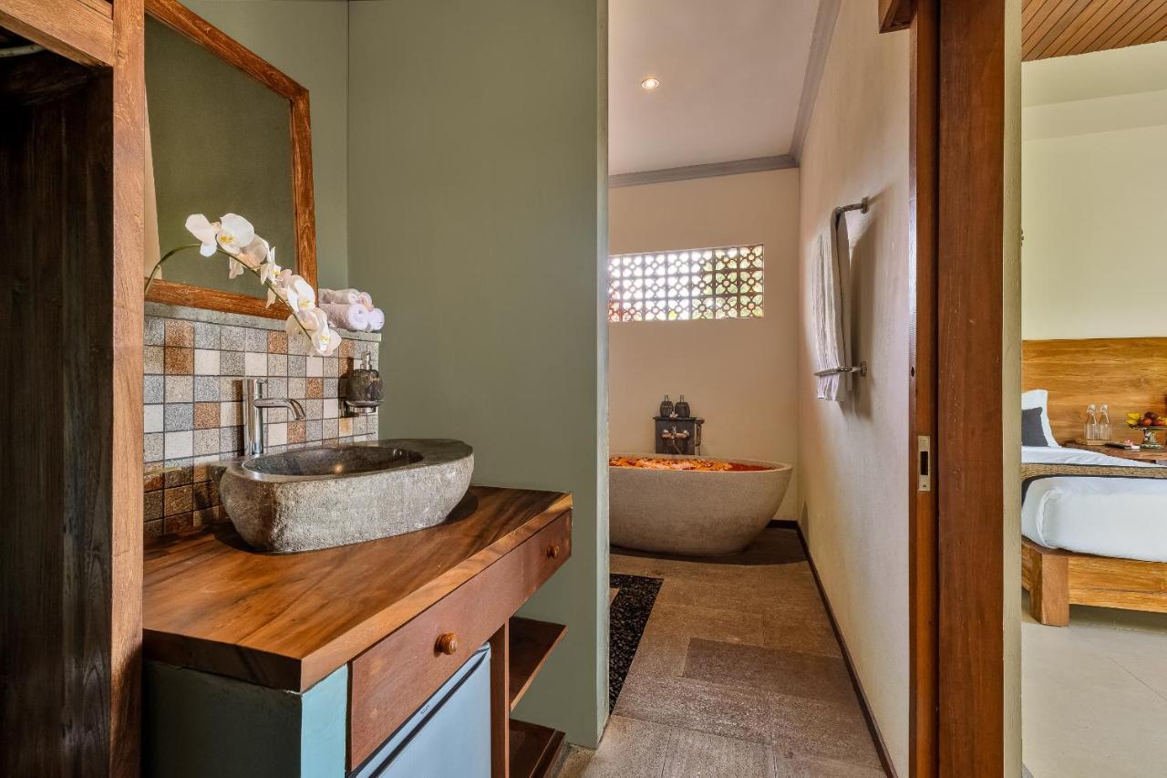 Deluxe Suite Pool View Bathtub
