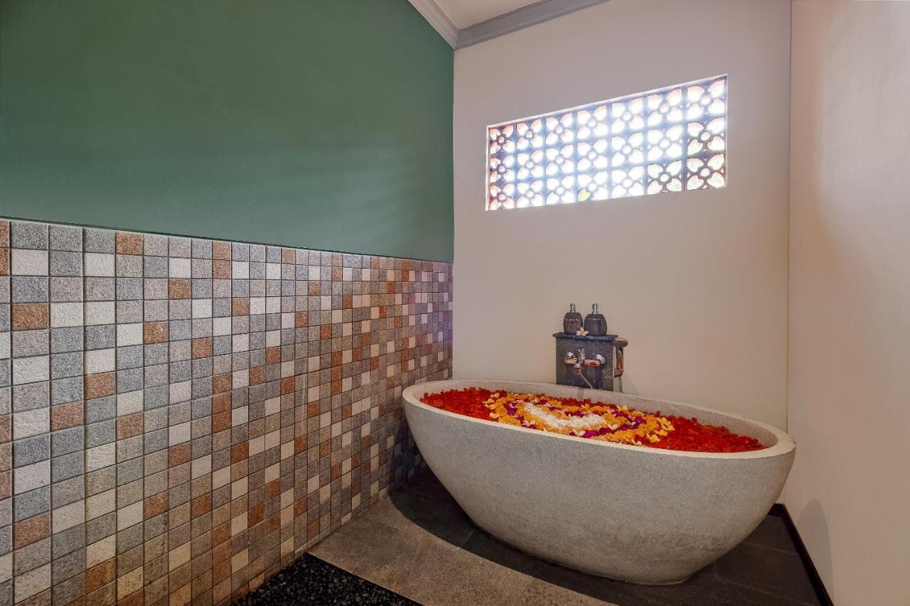Deluxe Suite Pool View Bathtub