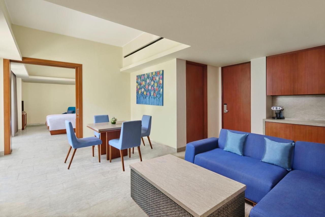 One-Bedroom King Suite Balcony & Pool View,1549711813:JPEG