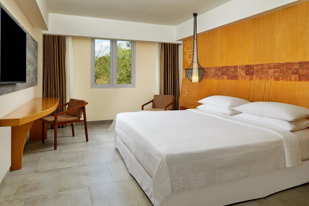 1 King Bed, Courtyard View, Guest Room