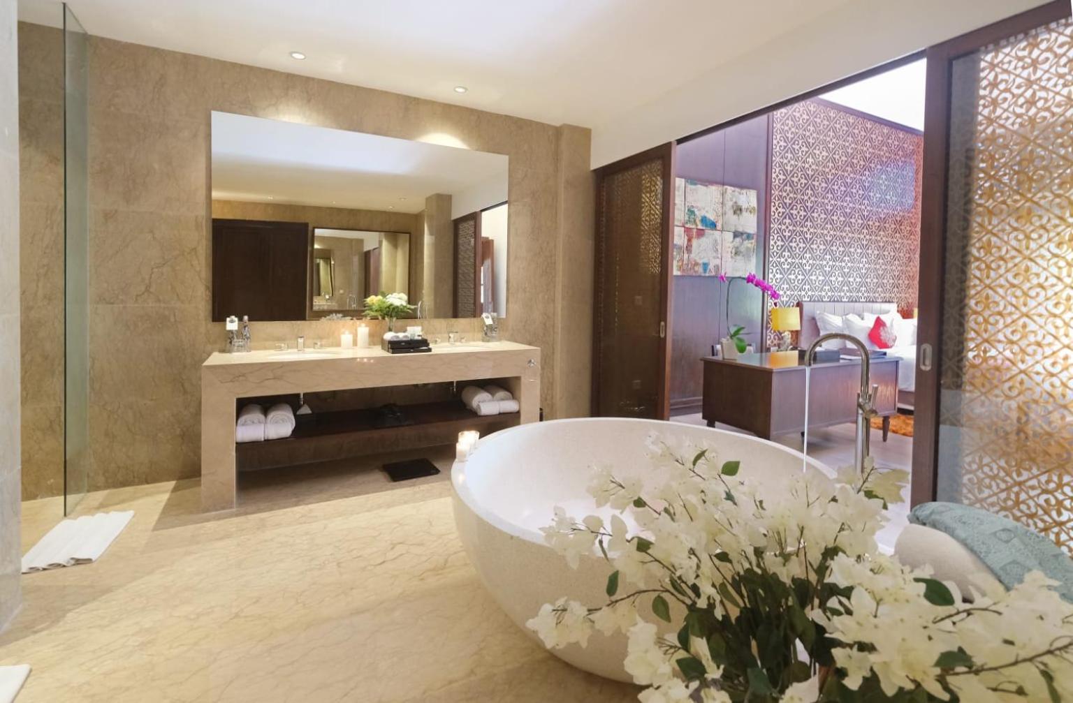 Presidential King Suite with Pool Access