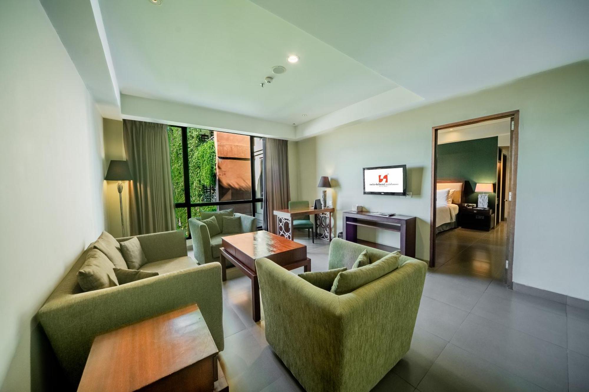 Executive Suite,1528878160:JPEG
