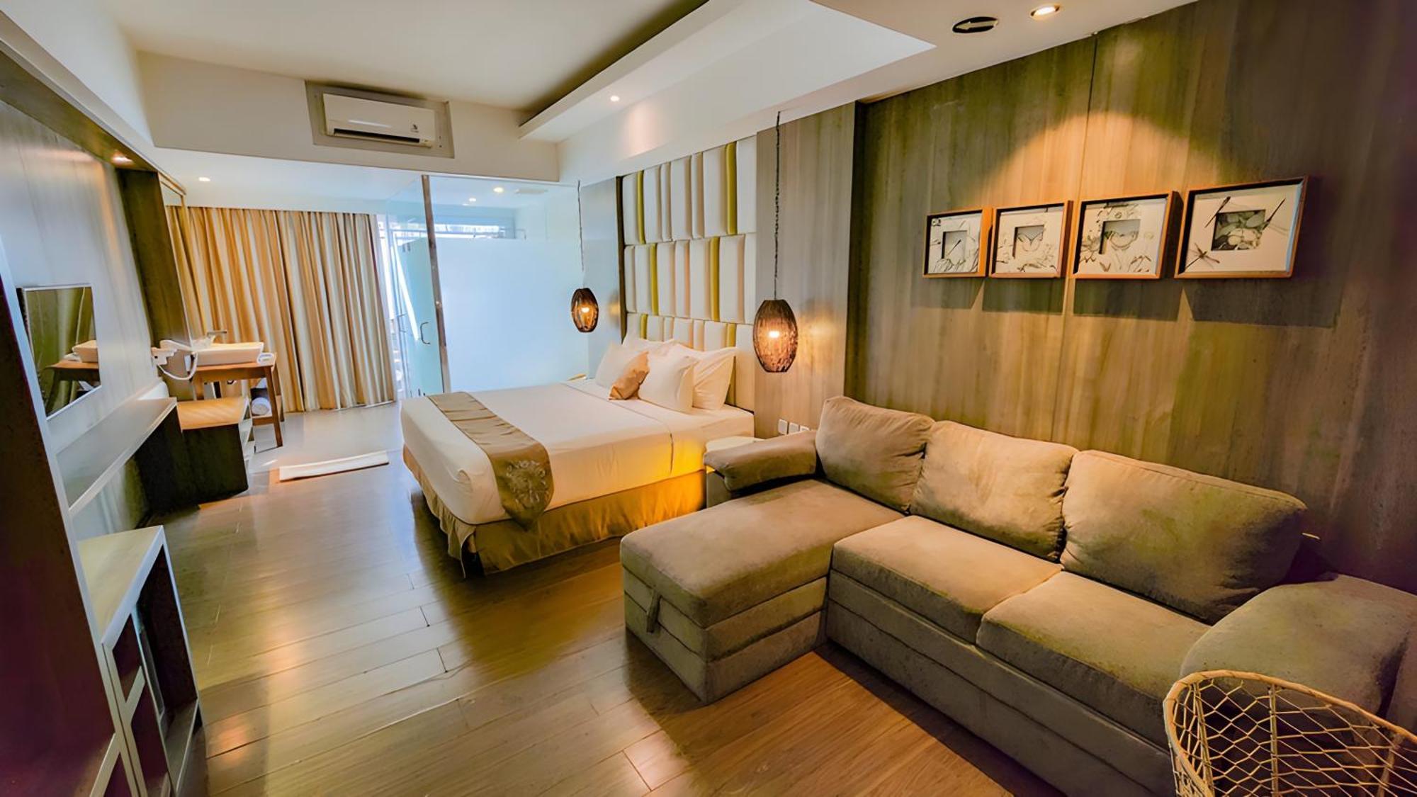 Jacuzzi Suite Pool View