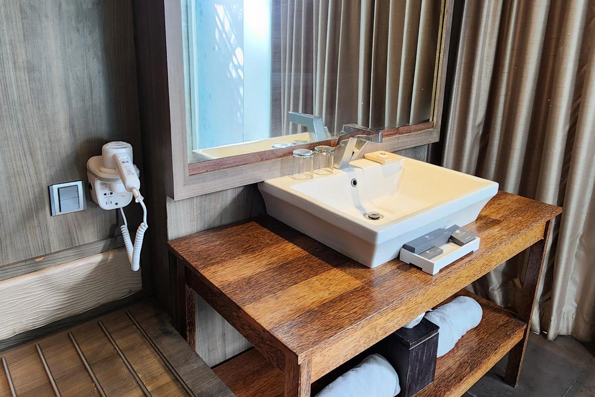 Jacuzzi Suite Pool View