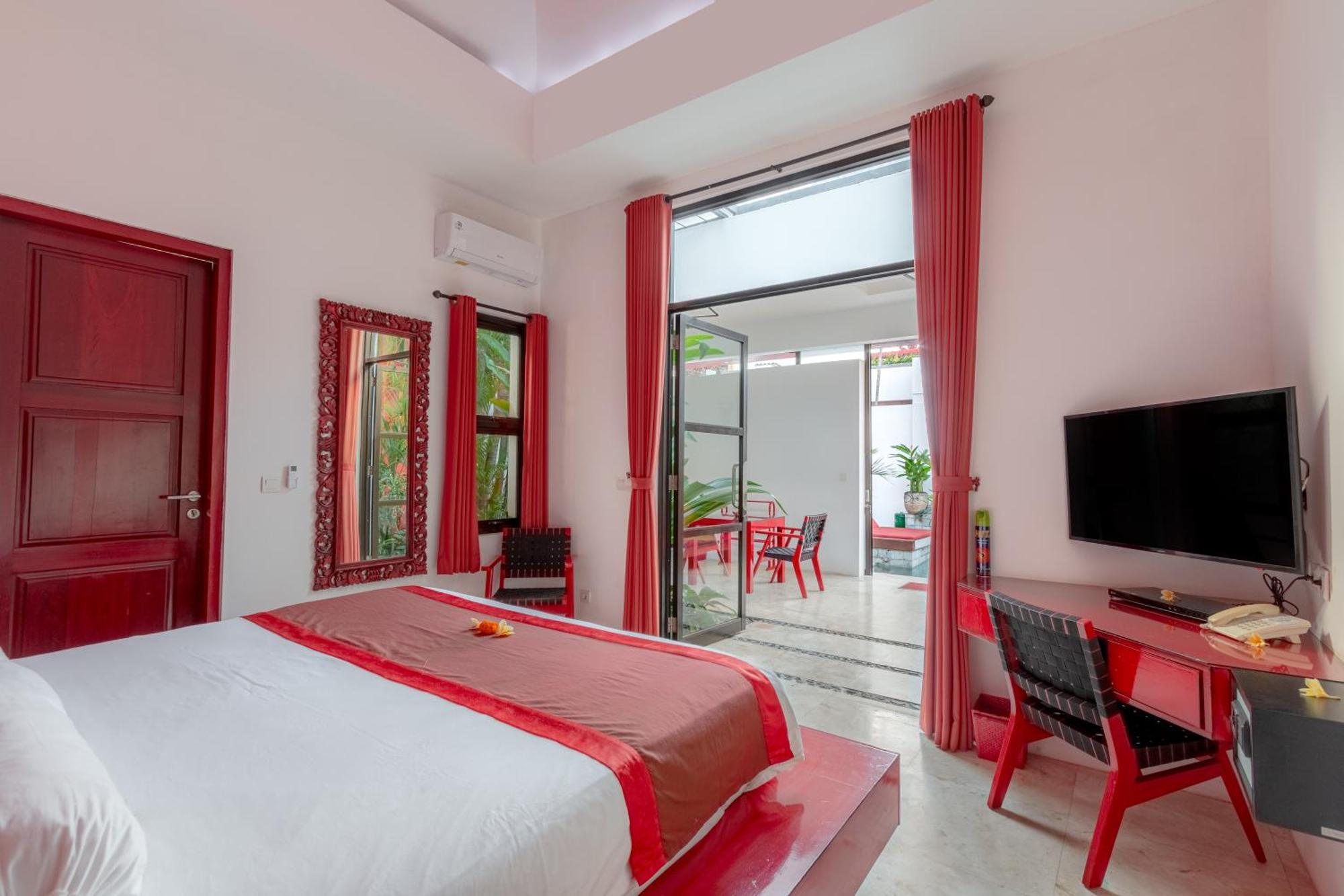One-Bedroom Poolside Deluxe Suite