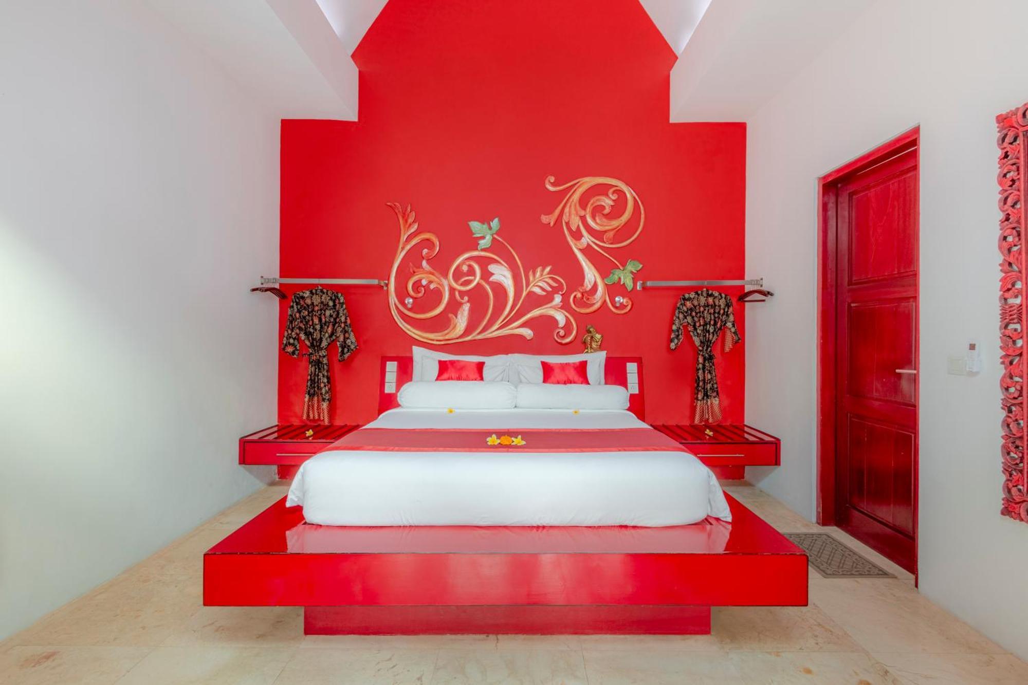 One-Bedroom Poolside Deluxe Suite
