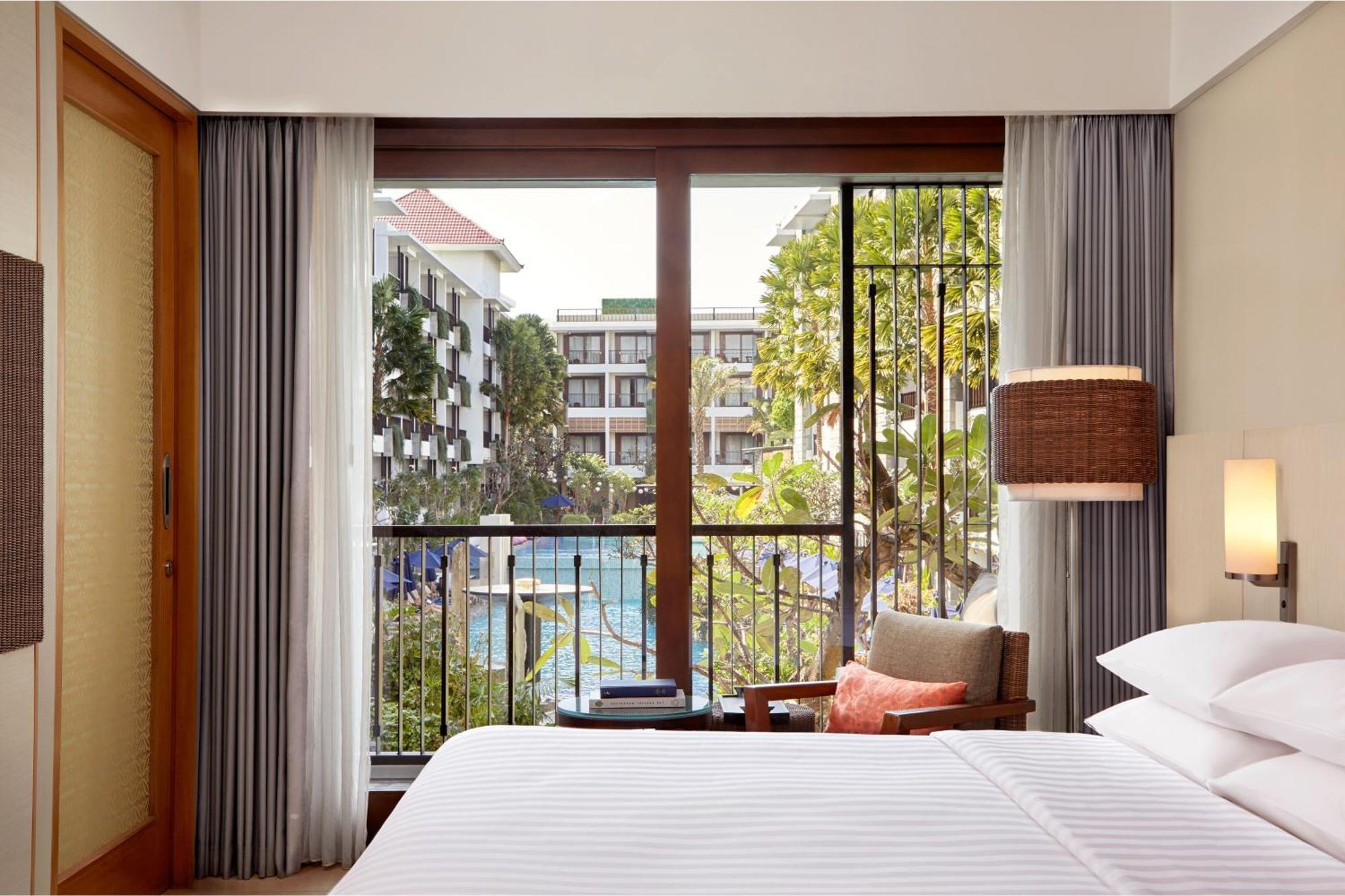 Deluxe King Room Pool View