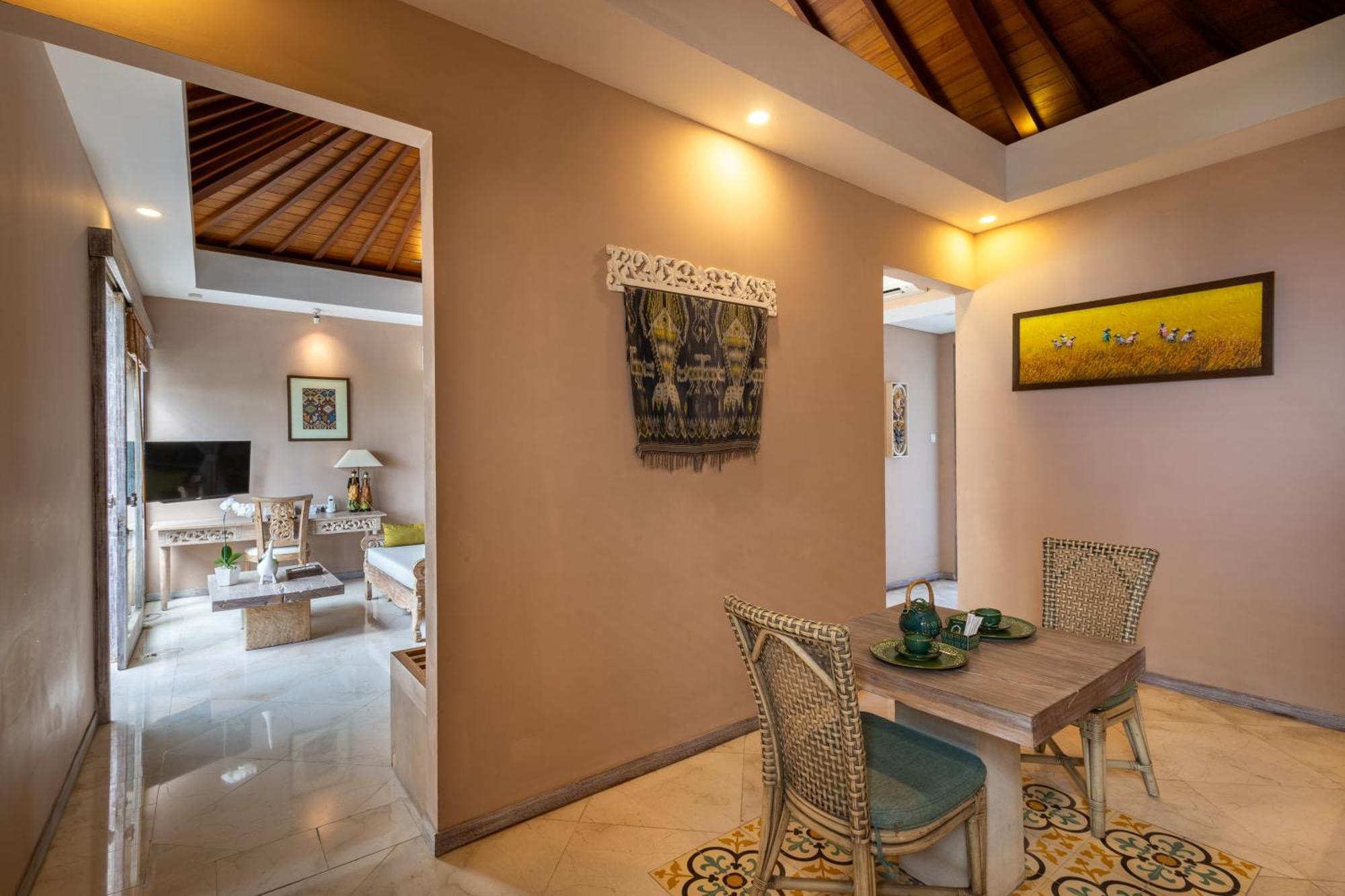 One Bedroom Jacuzzi Twin with Free Benefit - Jepun