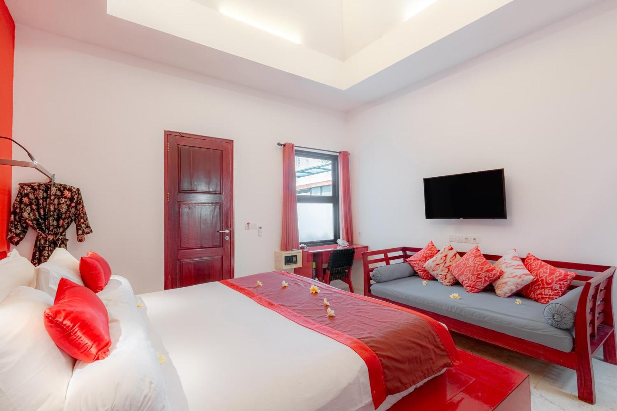 One-Bedroom Poolside Terrace Suite