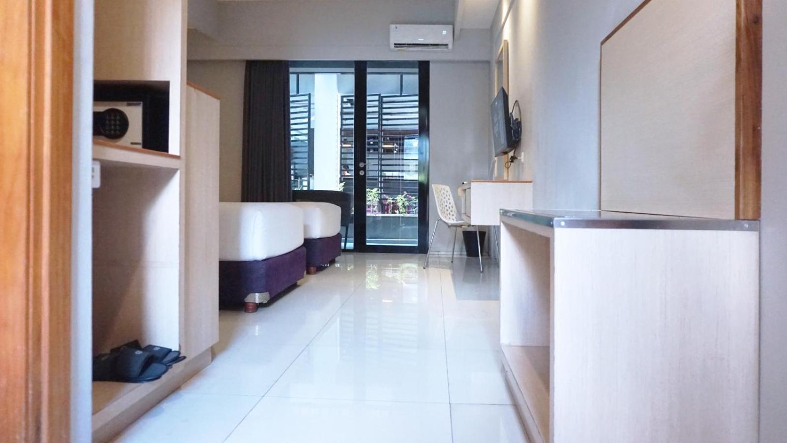 Deluxe Room Pool Access