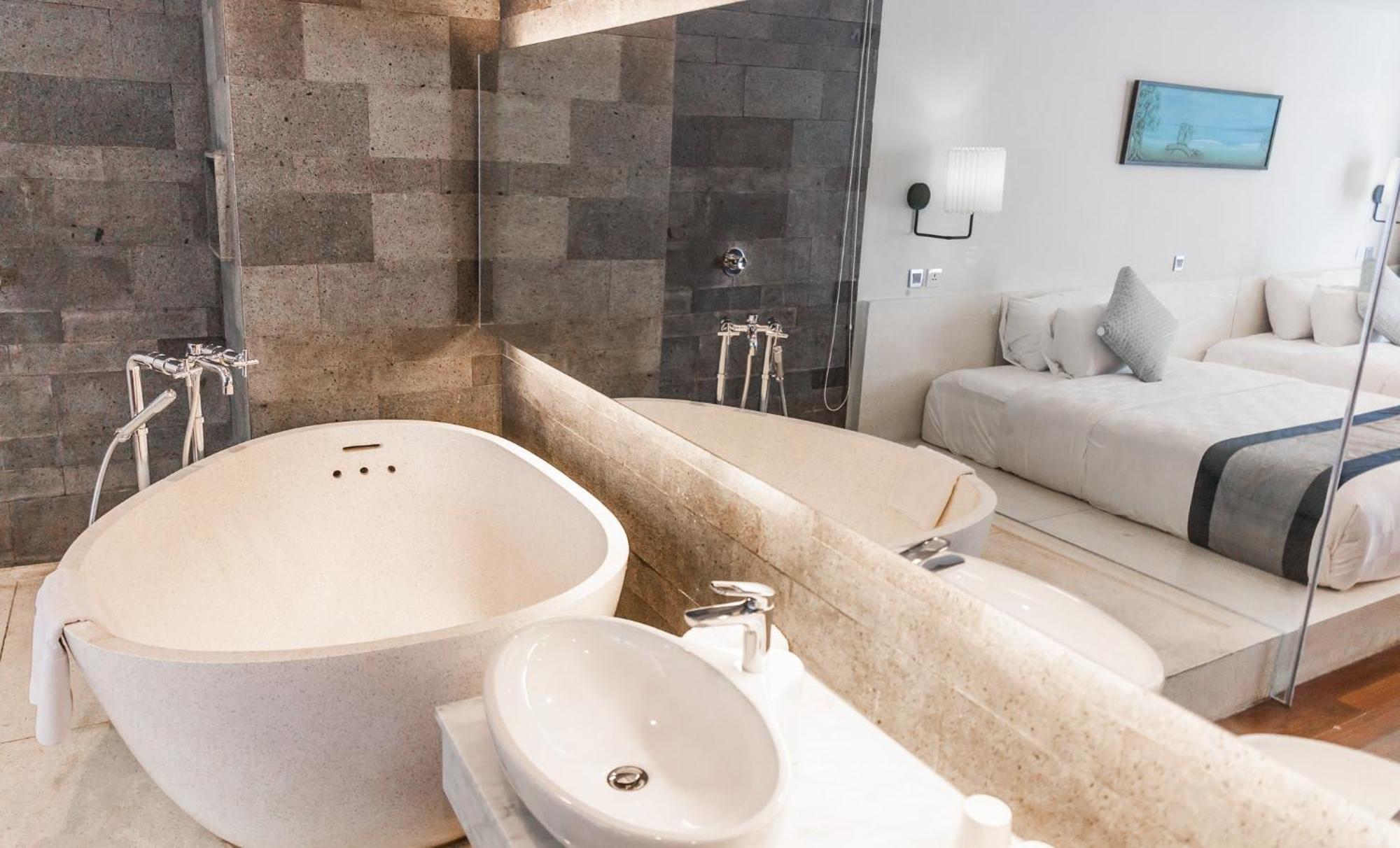 Suite Sauna & Ice Plunge Facilities