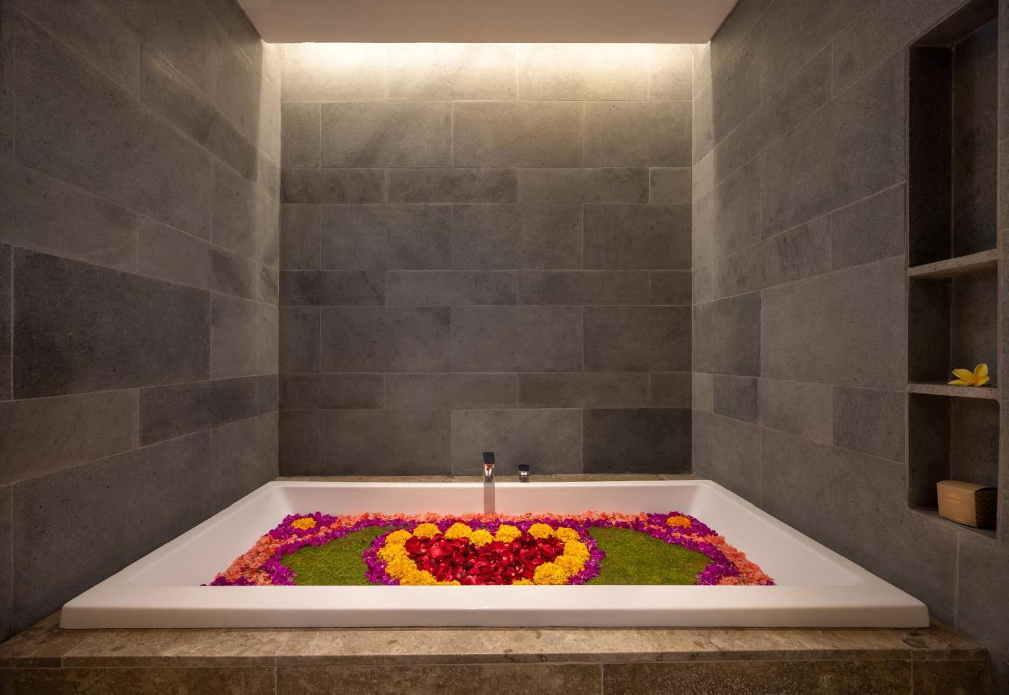 Luxury Suite King Garden View