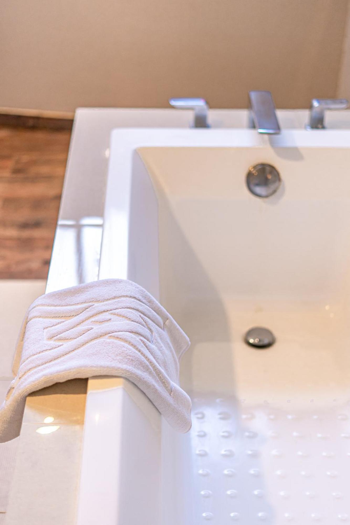 Pool Access Grand Deluxe Double Room with Bathtub and Pool View,1697953493:JPEG