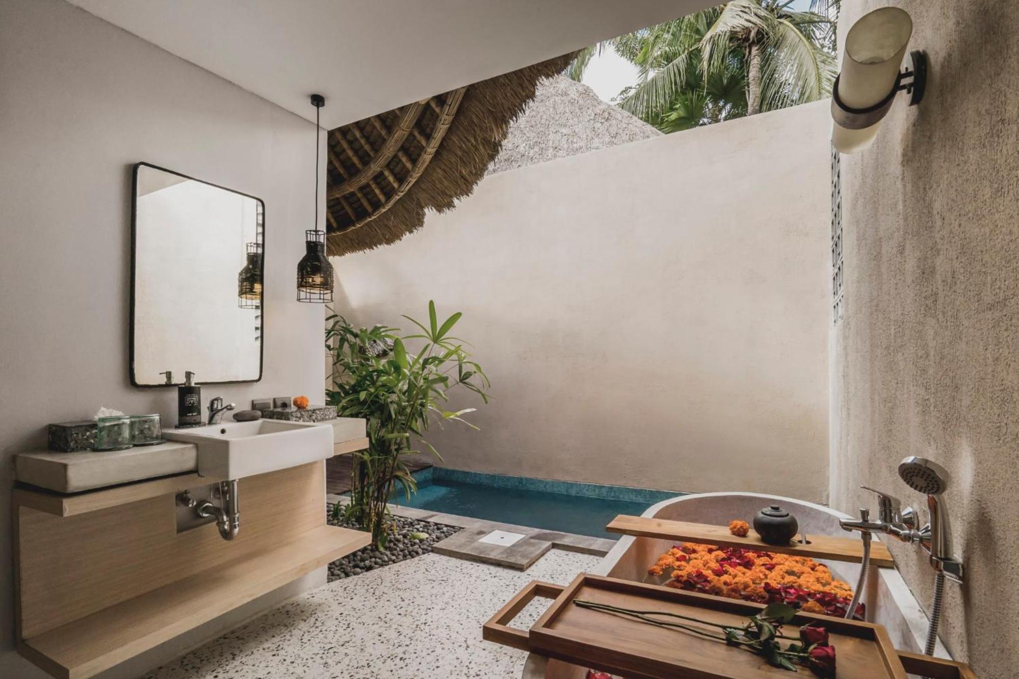 Cottage with Bathtub & Plunge Pool
