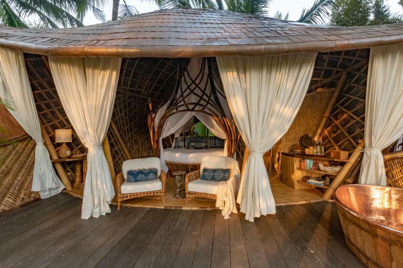 Treehouse Wooden Villa Bathtub Garden View
