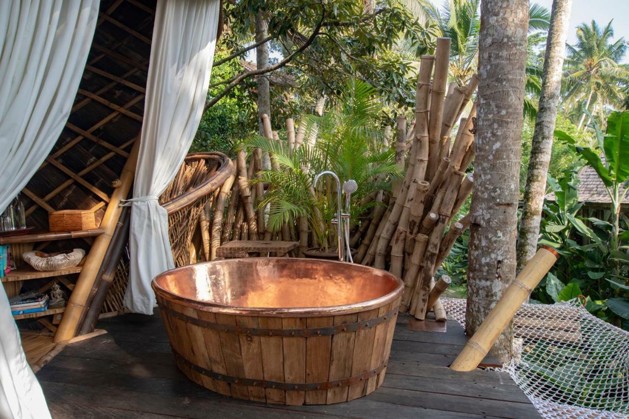 Treehouse Wooden Villa Bathtub Garden View