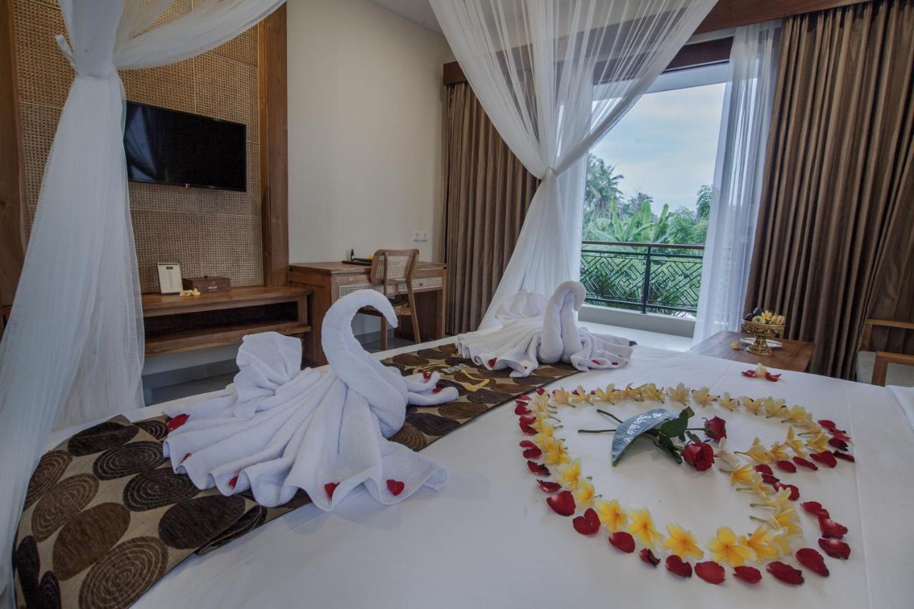 Suite met Kingsize Bed en Uitzicht op Zwembad