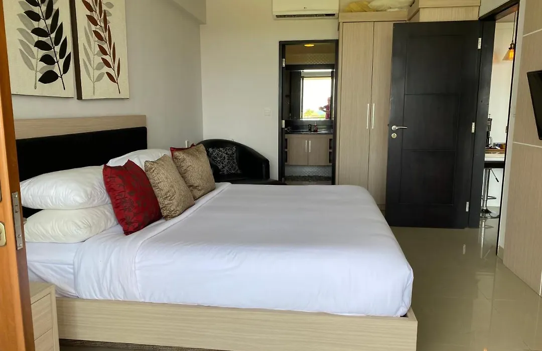 Stylish 2 Bedroom Penthouse Apt, Newly Refreshed, 50 Mbps, Pool, Gym, Resto-1