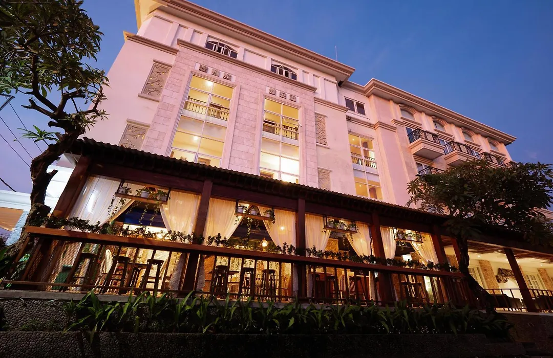 Alron Hotel Kuta-1