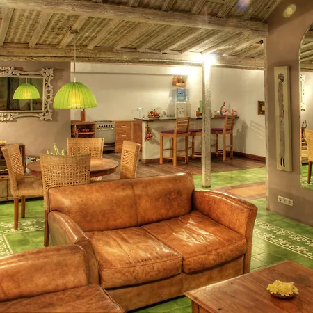 Villa West - Charming 2 Bdr Villa In Oberoi - Perfect Location!-2