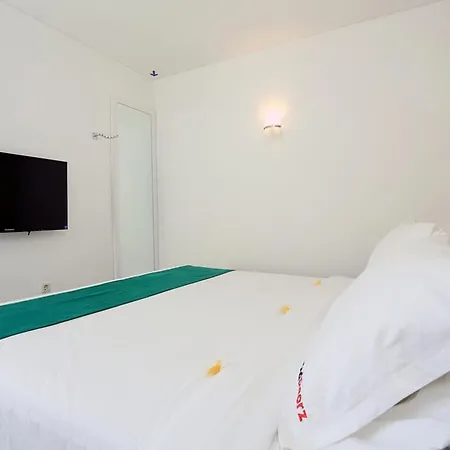 Reddoorz Near Pantai Jerman-3