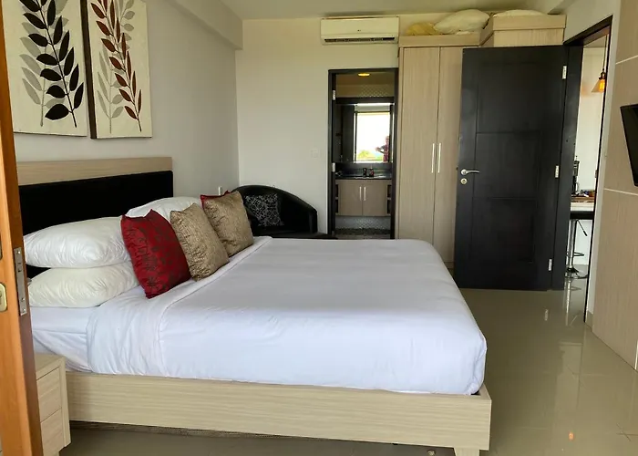 Pet friendly Stylish 2 Bedroom Penthouse Apt, Newly Refreshed, 50 Mbps, Pool, Gym, Resto Kuta 