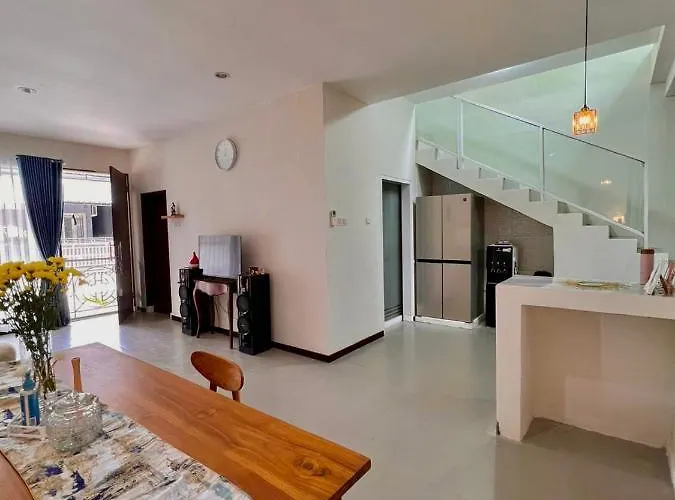Private Room. Sharing Living And Kitchen Nusa Dua 