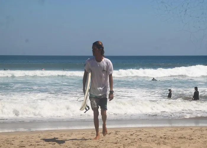 ホテルThe Deck Surf School クタ