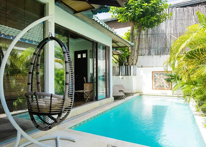 Artemis Villa Hotel Seminyak Con una Pista de Golf
