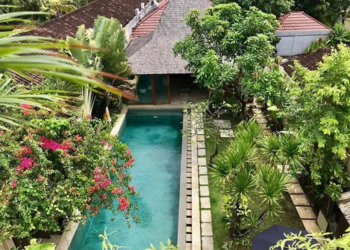 Villa Saffira, Seminyak - Pool, Garden, Rooftop - Walk To Beach And Cafes!