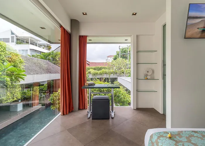 Stunning 4 Bed, Butler Service, Security, Central Seminyak