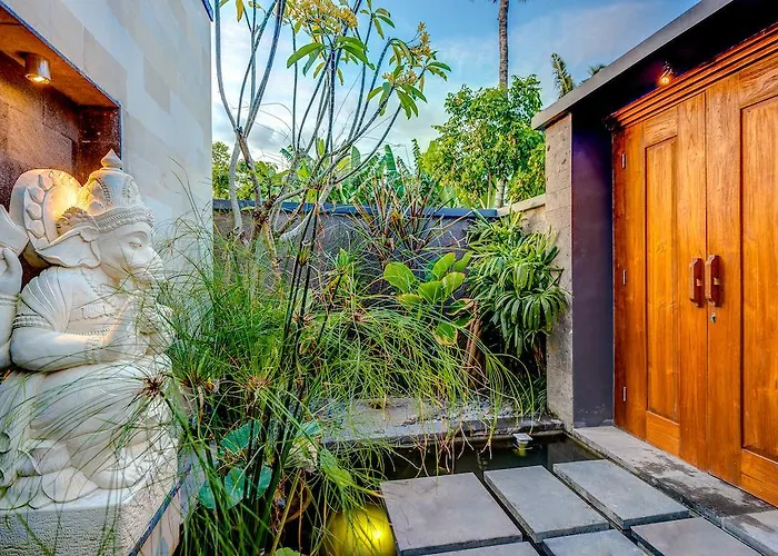 Villa Taksu Legian mit Pool