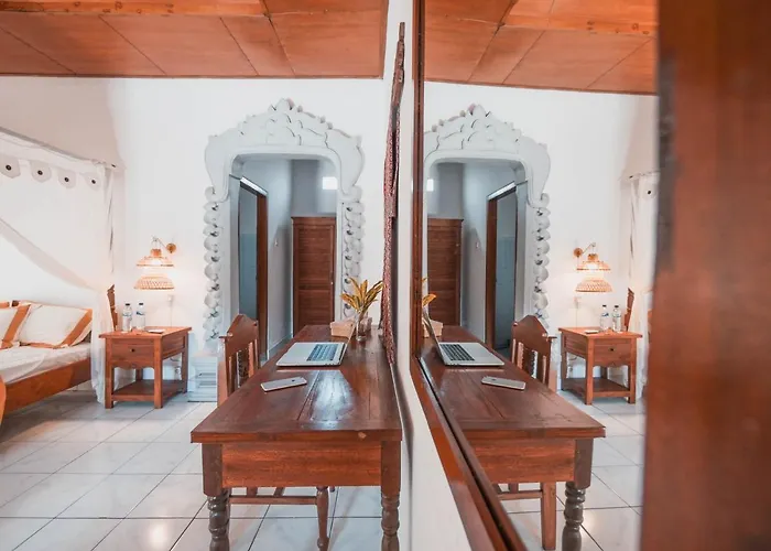 Lovina Palace